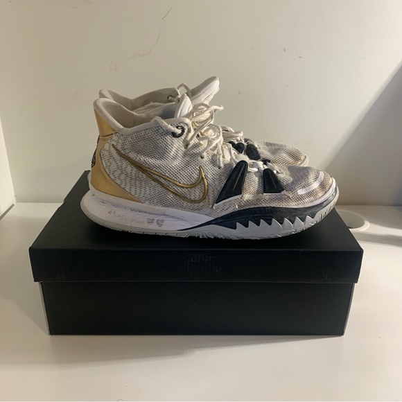 Kyrie 7 White/Metallic Gold-Black Men’s 10 - Picture 8 of 10